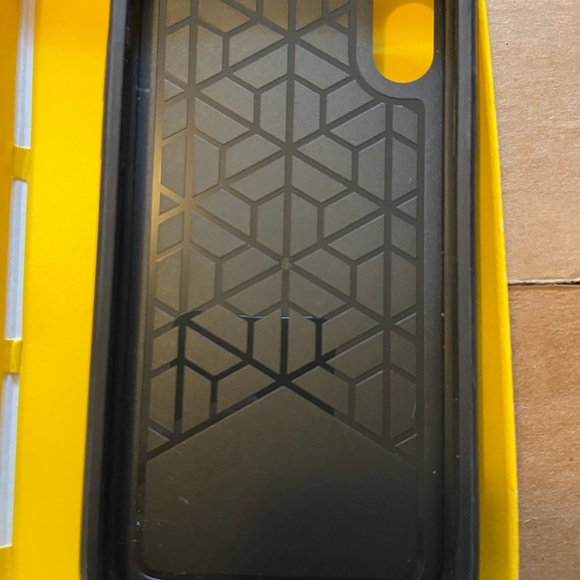 iPhone XR otterbox case - Picture 3 of 3